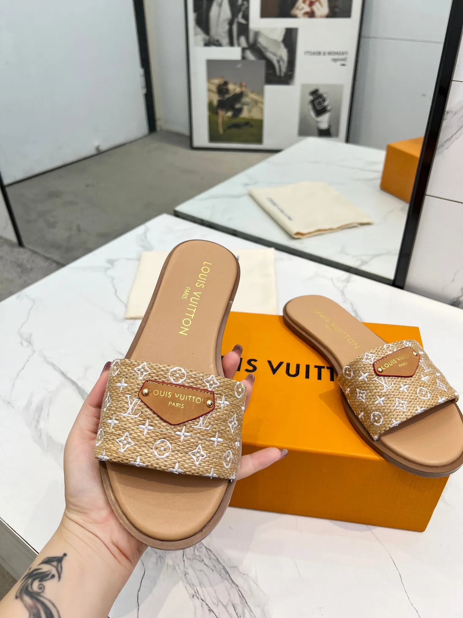 👟👟Ex-factory price 320👟👟 Genuine leather sole +40 Louis Vuitton, 1:1 advanced customization upper, fabric: customized LV special fabric, lining: sheepskin, original molding hardware, code number: 35-42, order with pictures, welcome to send pictures to place an order,